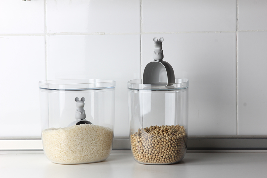 QL10326-CL-GY Контейнер с мерной ложкой lucky mouse 3,5 л Qualy  - Вид №2