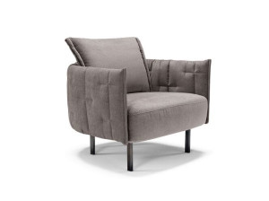 Тканевое кресло с подлокотниками