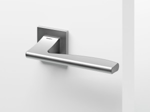 Латунная ручка на розетке