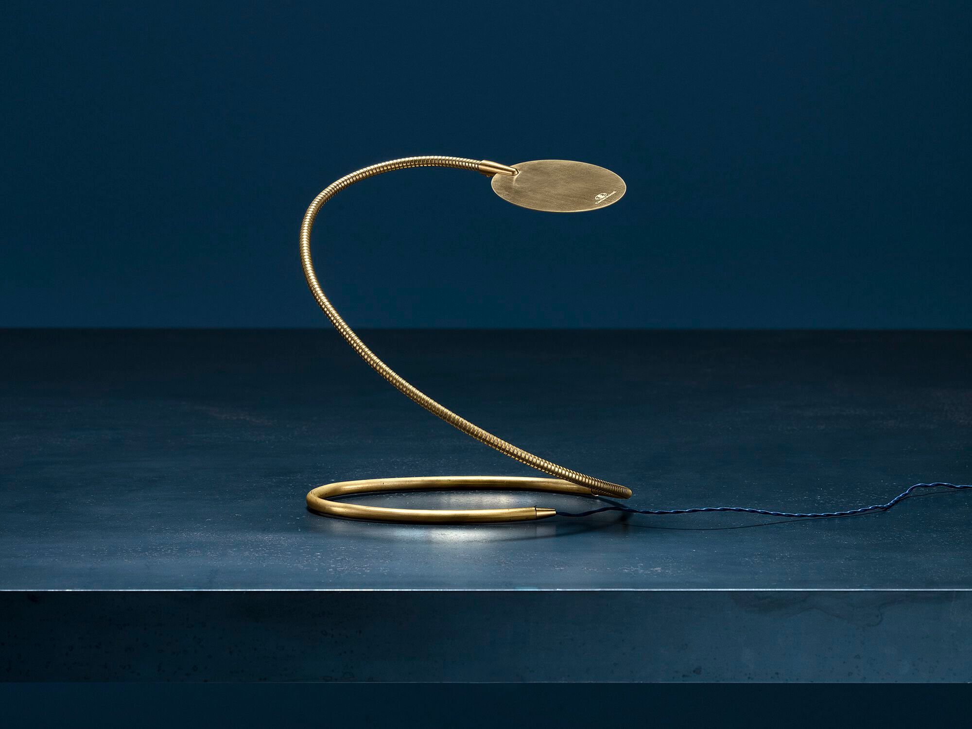 Латунная светодиодная настольная лампа с гибким кронштейном Catellani & Smith вечные предметы ARCH-00124036 - Вид №1