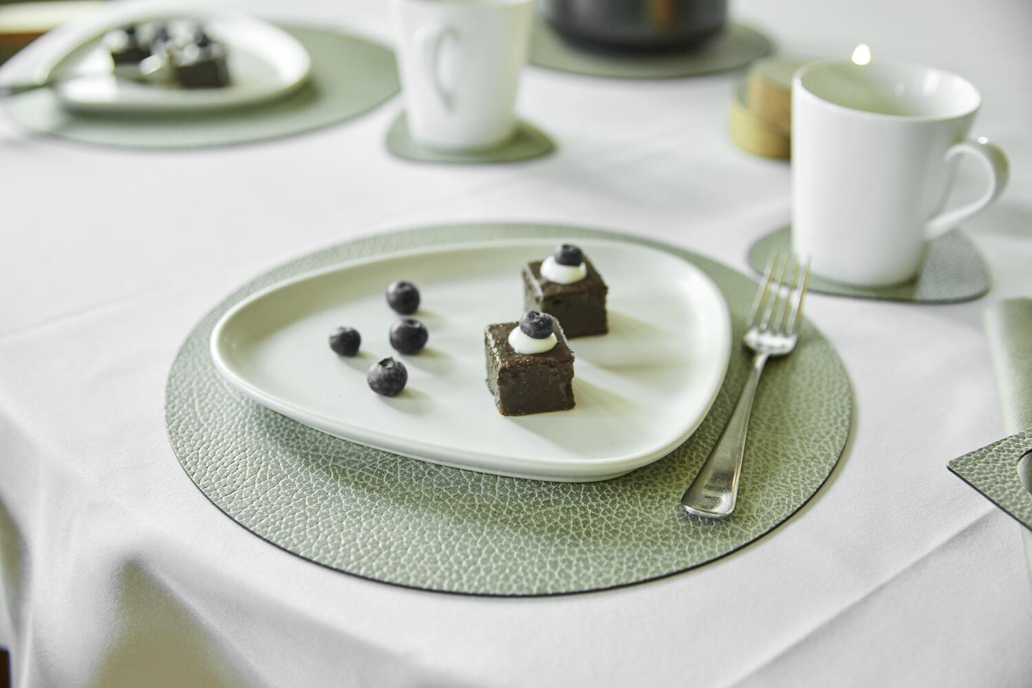 983550 HIPPO olive green подстановочная салфетка круглая, диаметр 24 см, толщина 1,6 мм;LIND DNA  - Вид №1