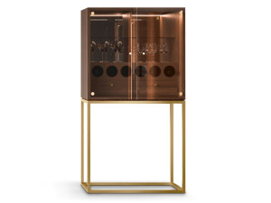 Деревянный и стеклянный барный шкаф со встроенным освещением