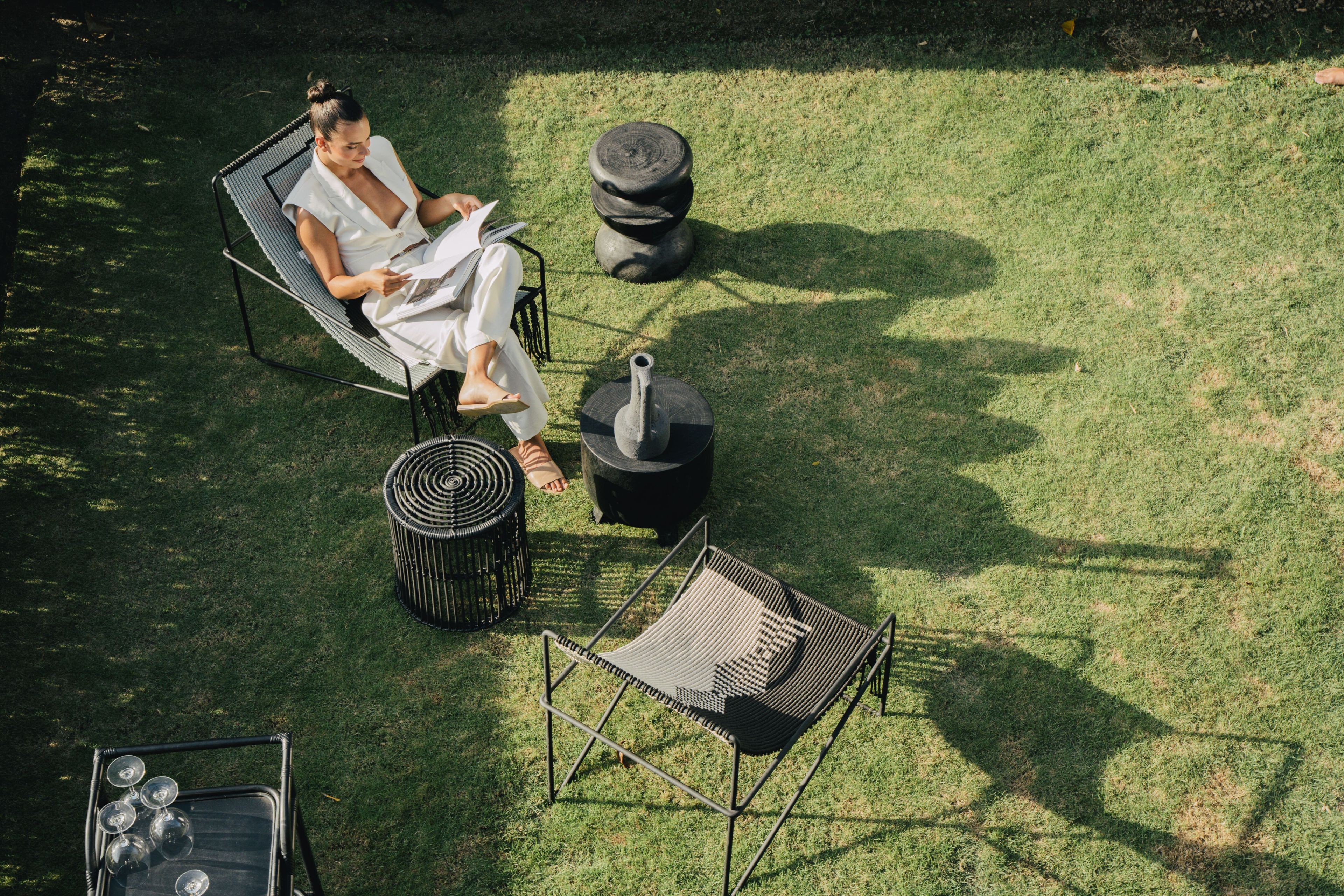 Низкий стул / круглый журнальный столик из дерева Suar cbdesign деревенский стул ARCH-00126994 - Вид №2