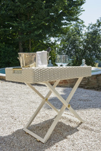 Регулируемый по высоте садовый столик