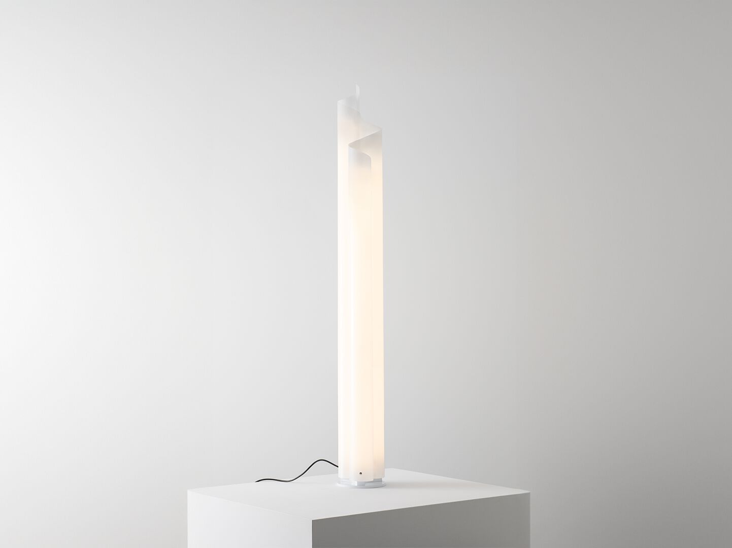 Светодиодная напольная лампа из метакрилата Artemide CHIMERA LED ARCH-00017501