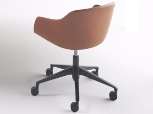 Кожаный стул с колесами