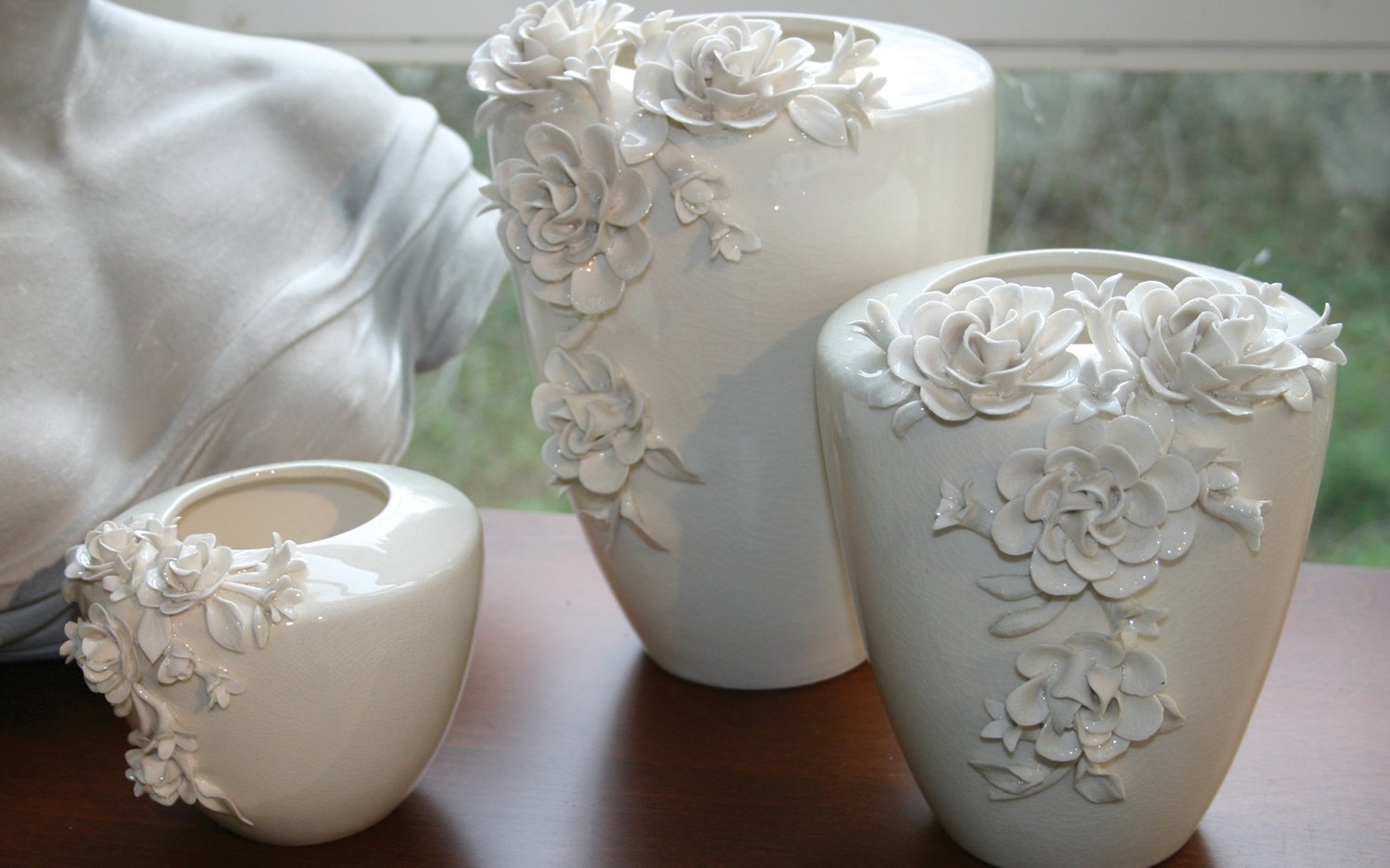 8161 778 a3 Декоративная керамическая ваза с орнаментом роза, 21 см, бежево-белая H-andreas  - Вид №6