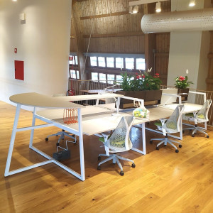 Рабочий стол с несколькими кабелями