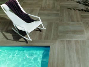 Напольное покрытие из керамогранита под дерево