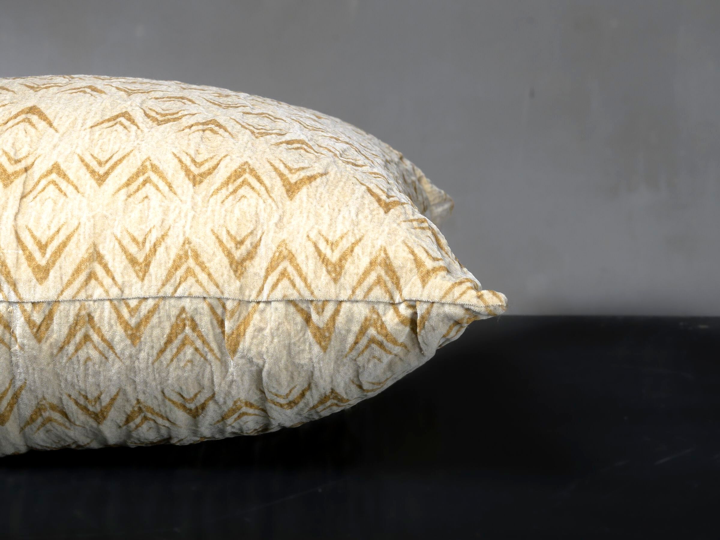 Бархатная квадратная подушка The House of Lyria ROBINIA ARCH-00095516 - Вид №2