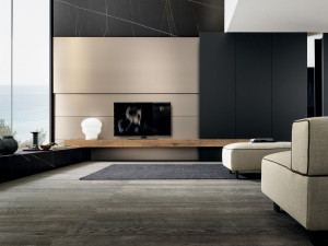 Стена оборудована металлической подставкой для телевизора и дубом