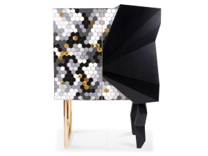 Деревянный шкаф с распашными дверцами