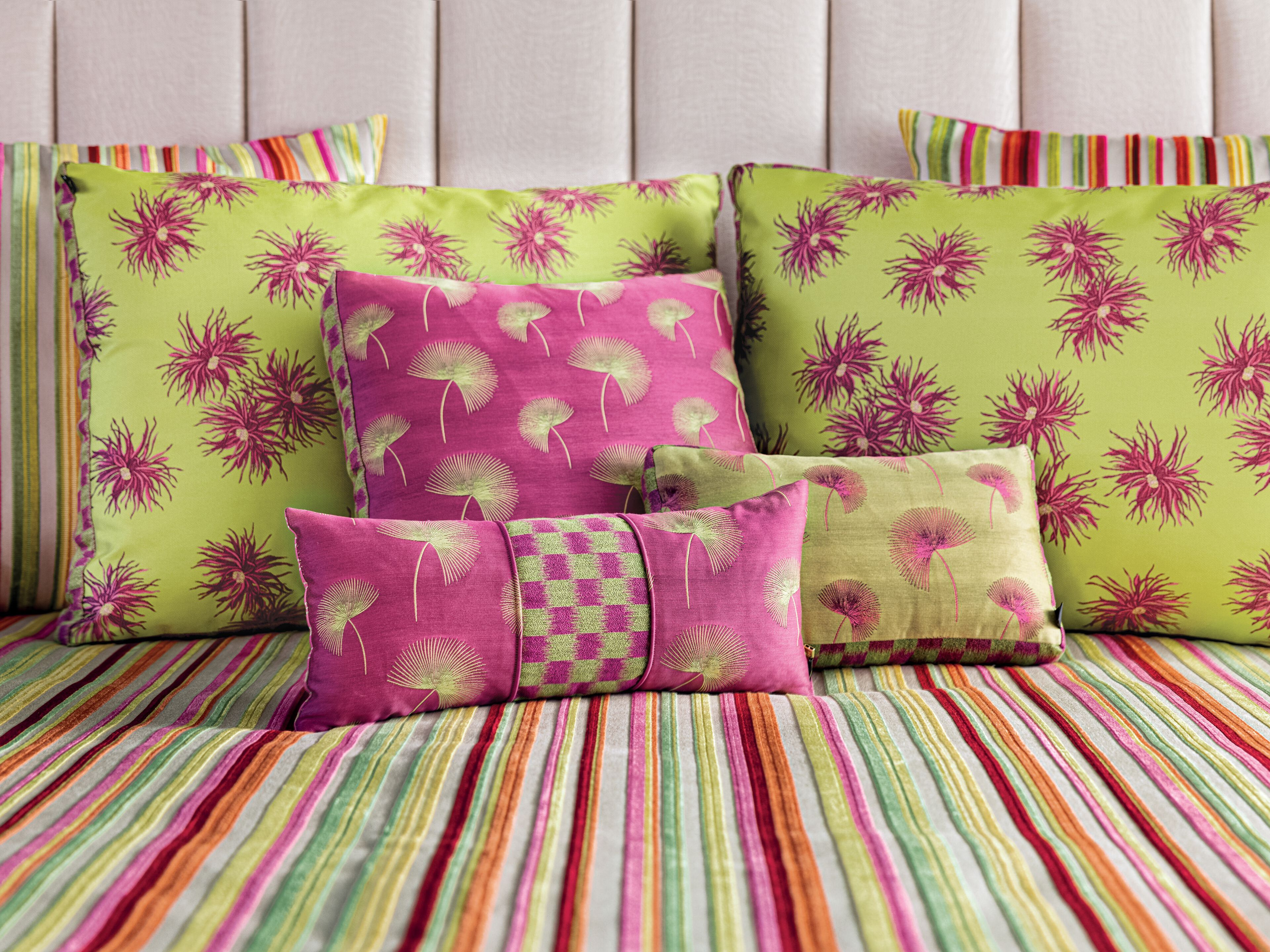 Квадратная подушка из ткани с цветочным рисунком K-3 Hana Pop ARCH-00107781 - Вид №4