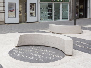 Изогнутая скамья без спинки