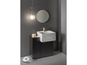 Состав ванной комнаты с раковиной из каррарского мрамора, лампой и зеркалом