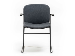 Мягкий стул из ткани с подлокотниками