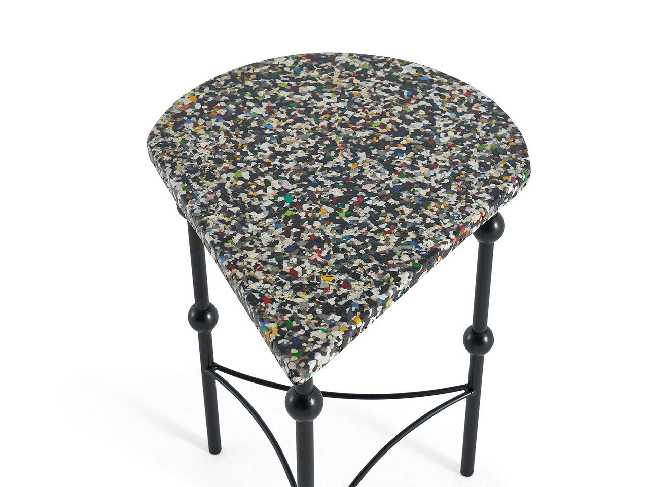 Высокий металлический журнальный столик с переработанной пластиковой столешницей NDESIGN Ezora ARCH-00072852 - Вид №3