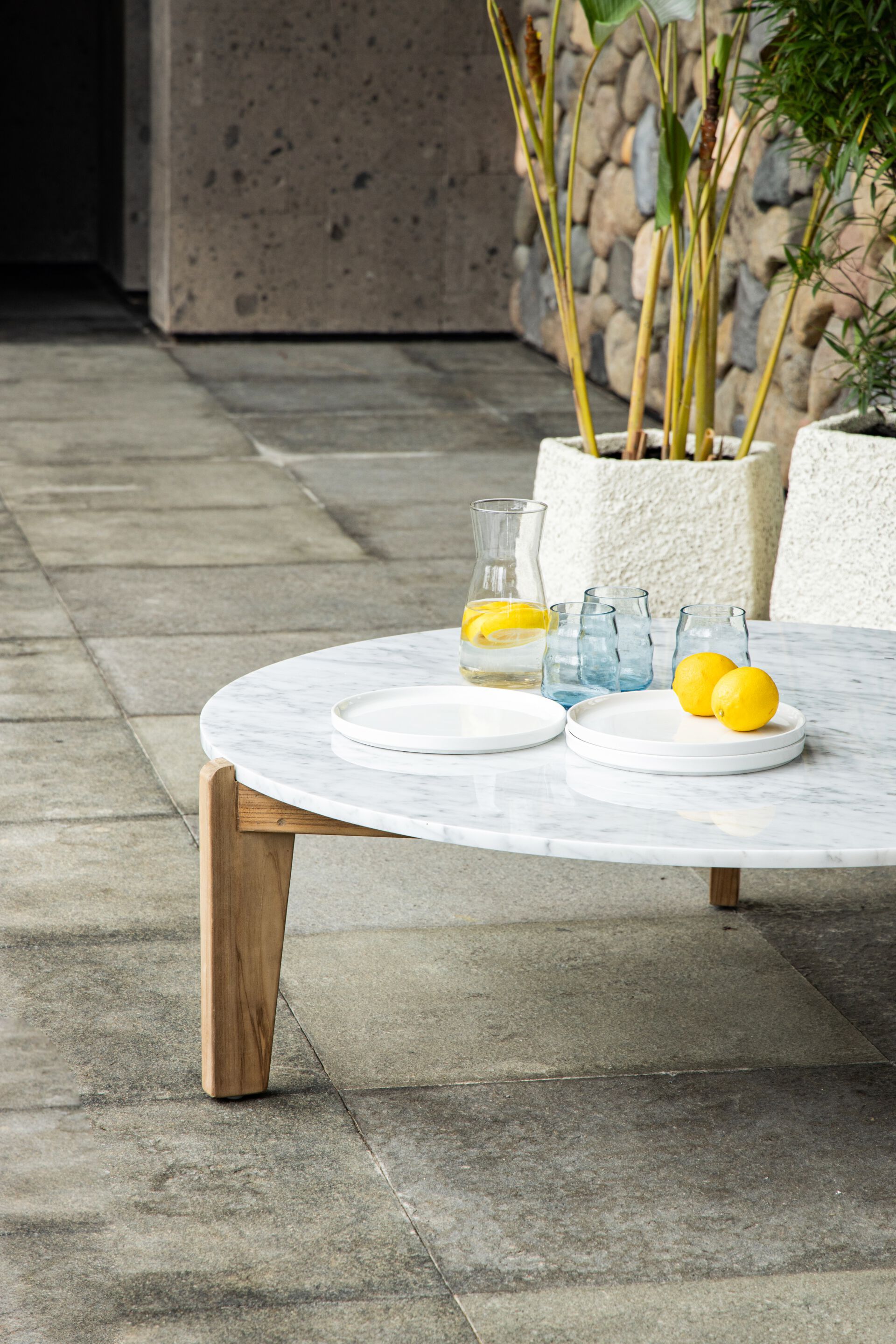 Низкий садовый столик из каррарского мрамора cbdesign Heron ARCH-00079330