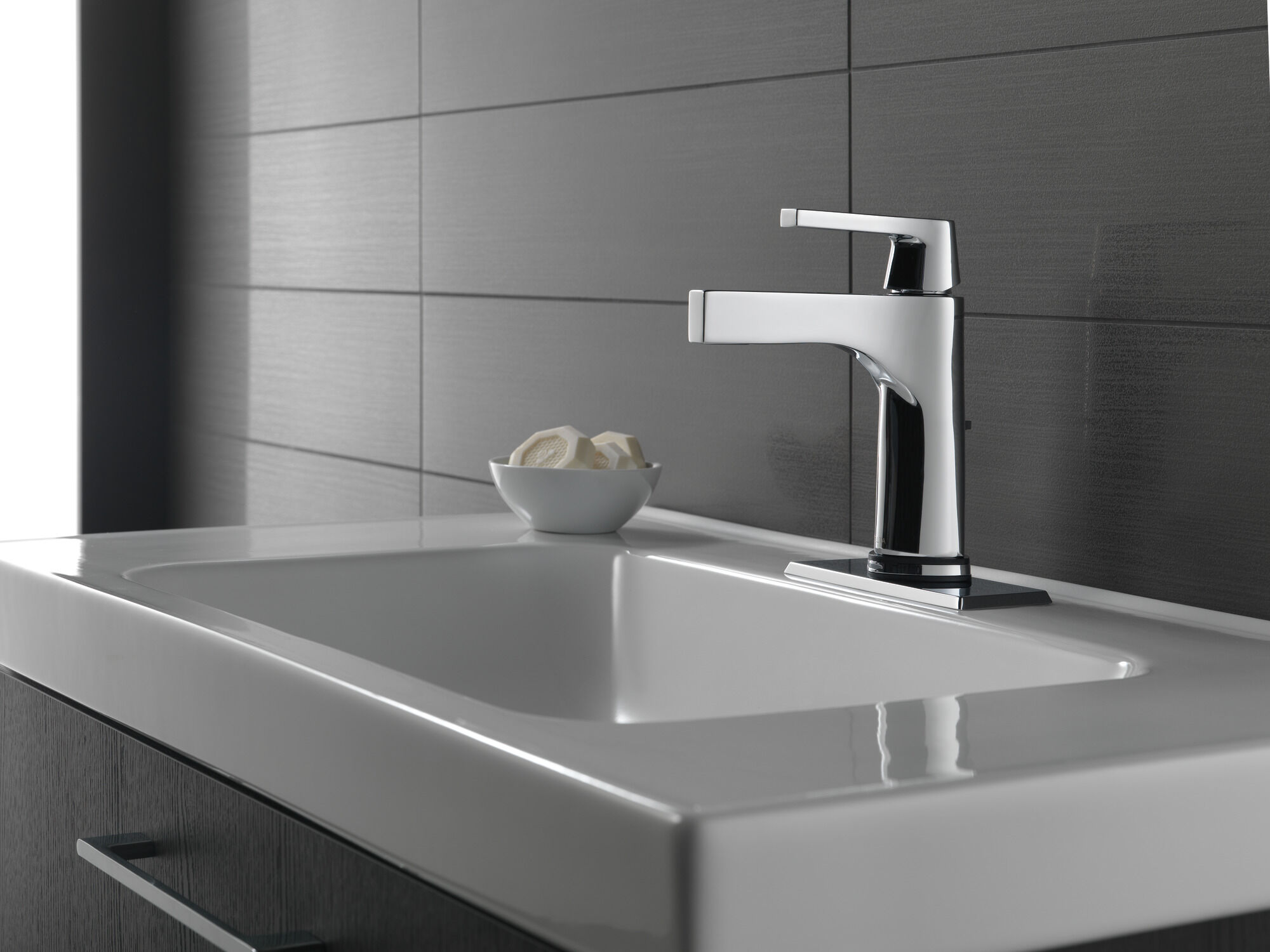 574T-BL-DST Смеситель для ванной с одной ручкой с технологией Touch2O.xt® Delta Faucet Zura Матовый черный  - Вид №2