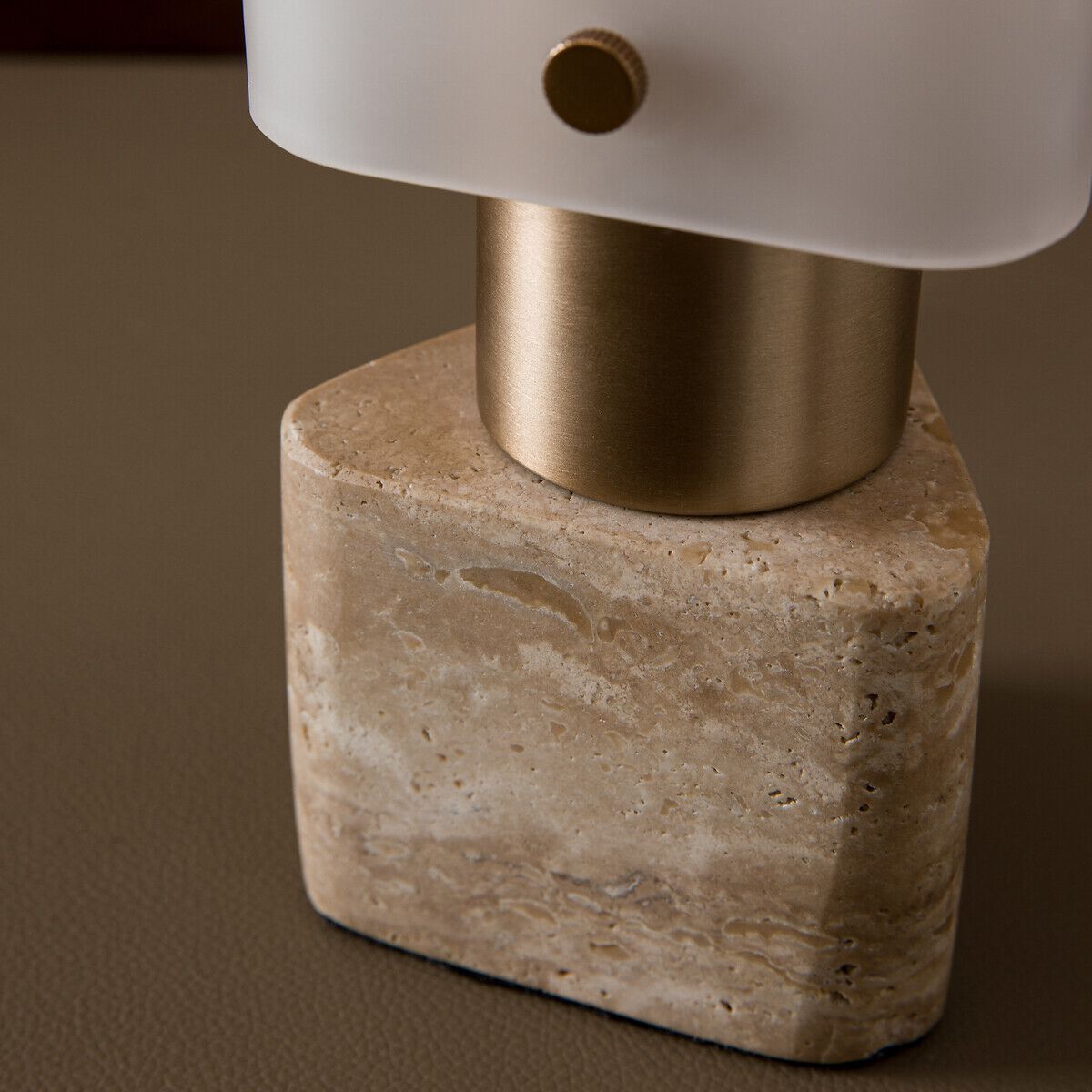 Настольная лампа из пескоструйного стекла и травертина AMPM Строцци ARCH-00109387 - Вид №1