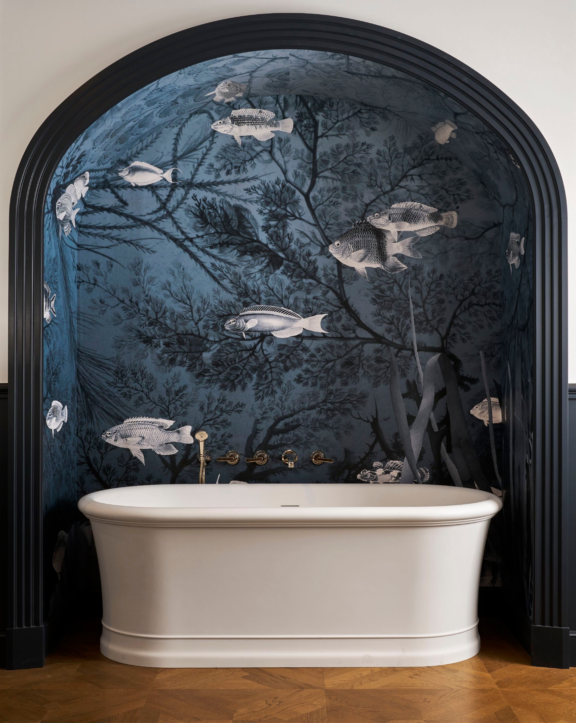 Овальная ванна в центре комнаты в White Tec Plus Devon&Devon CELINE PETITE WHITE ARCH-00010427