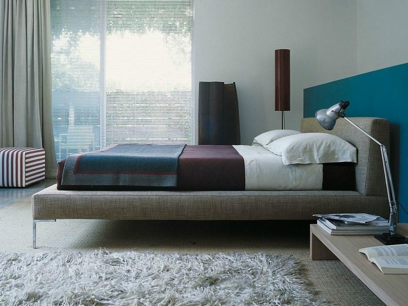 B&B Italia Двуспальная кровать из ткани с мягким изголовьем Charles sun-id-1457410 - Вид №5