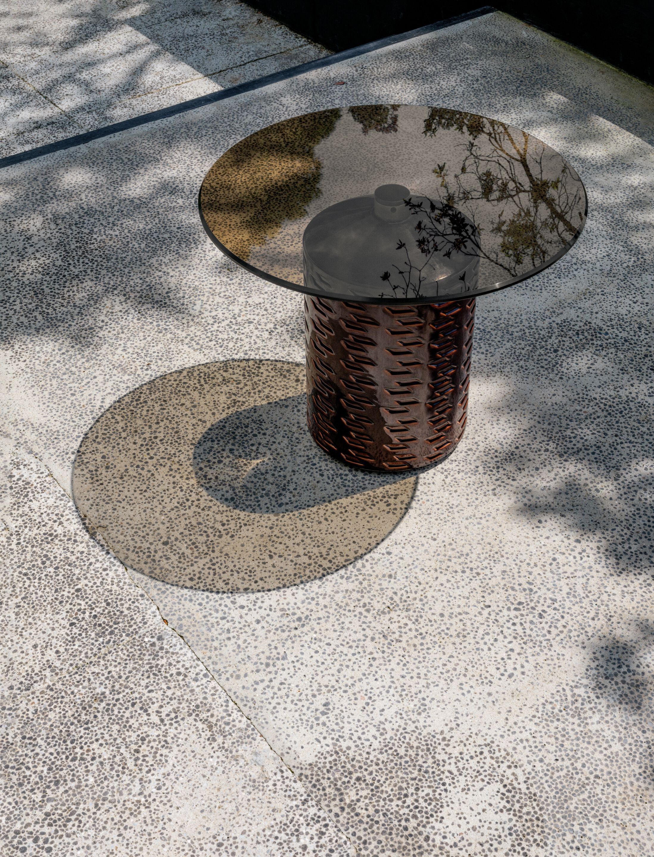 Круглый керамический садовый журнальный столик со стеклянной столешницей Potocco Hishi ARCH-00094840 - Вид №4