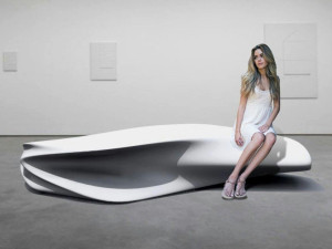 Реконструированная каменная изогнутая скамья без спинки