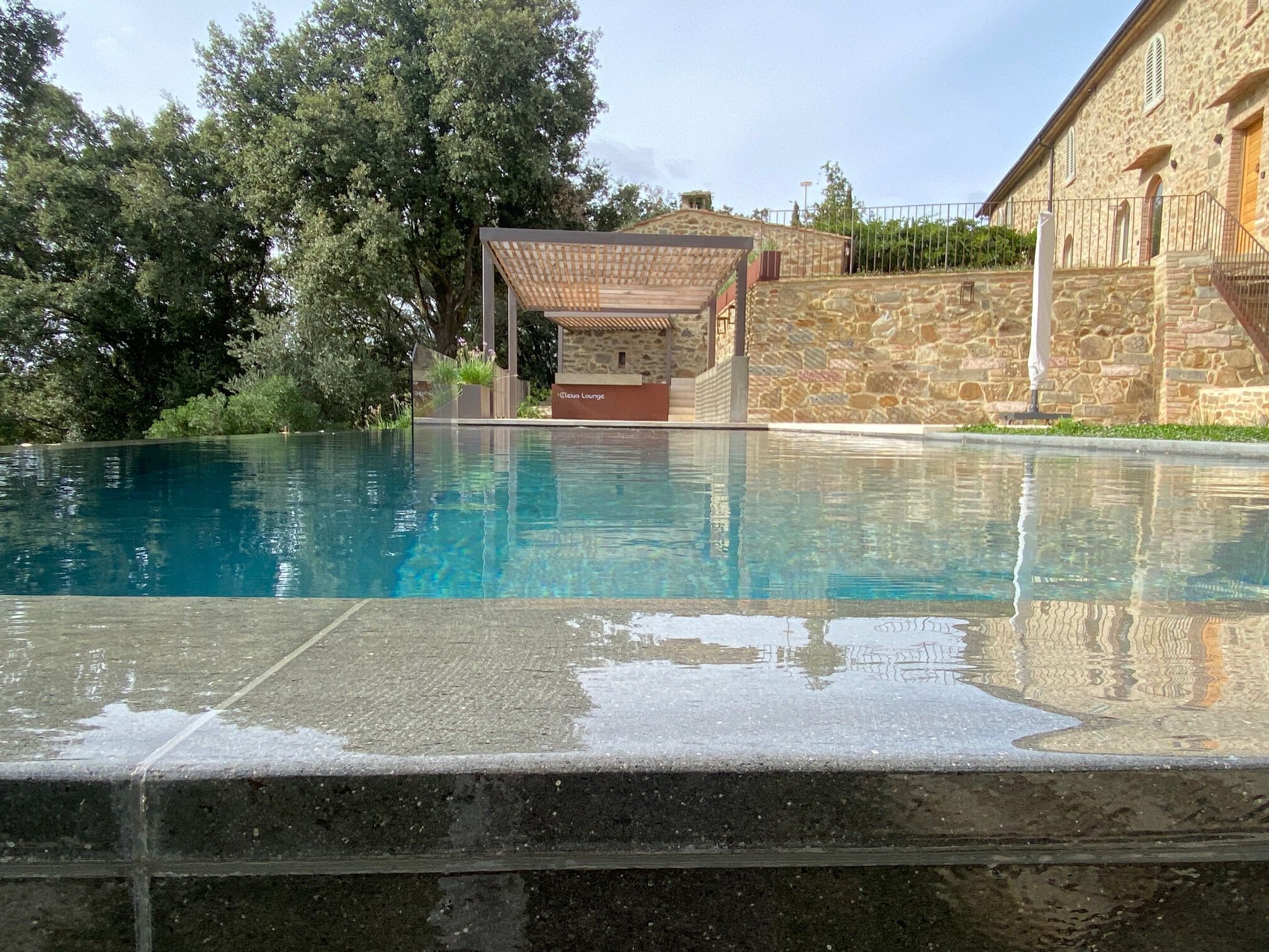 Пейзажный бассейн из натурального базальтового камня INDALO PISCINE Piscina a sfioro ARCH-00019256 - Вид №2