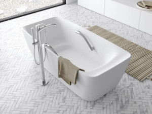 Прямоугольная ванна в центре комнаты