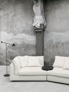 Тканевый диван с полуостровом