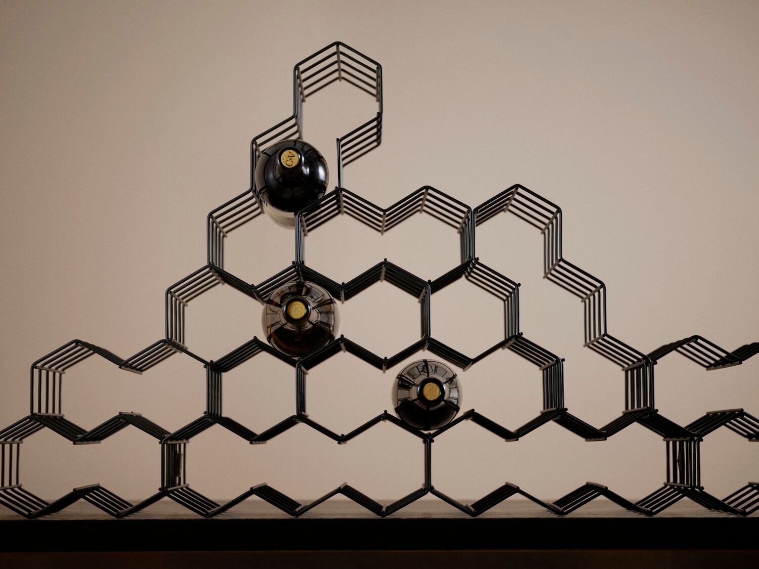 Стальная настольная подставка для бутылок с порошковым покрытием ZONE DENMARK Rocks ARCH-00139990 - Вид №1