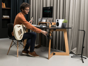 Рабочий прямоугольный стол с системой кабельных втулок