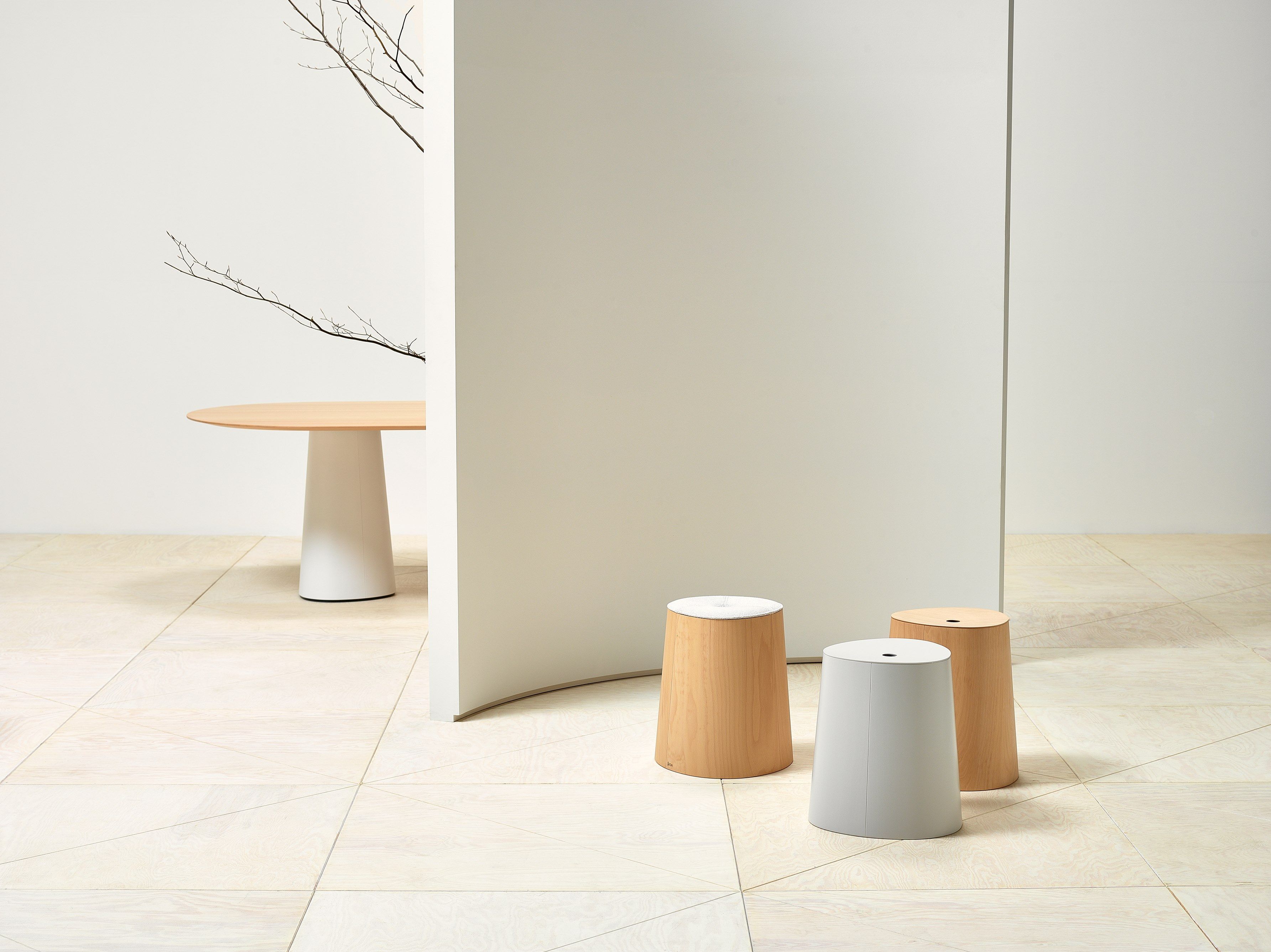 Деревянный штабелируемый мягкий стул TON P. O. V ARCH-00045499 - Вид №2