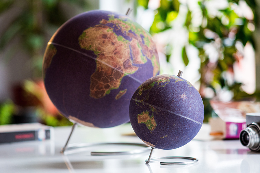 Глобус цветной Colour малый SUCK UK SKCORKGLOBE4 - Вид №7