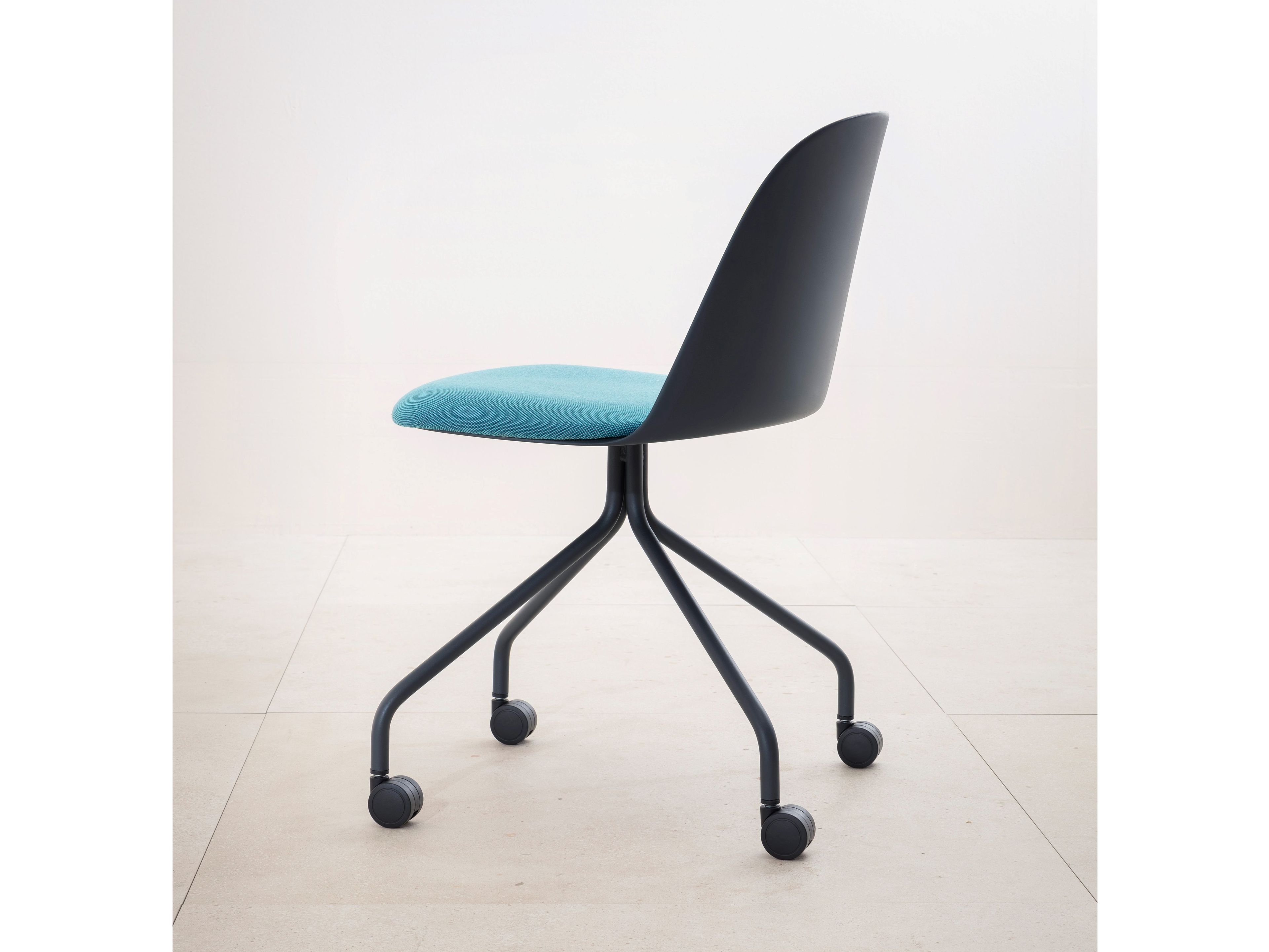 Полипропиленовый стул с колесами Miniforms Mariolina ARCH-00079541 - Вид №1