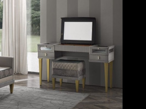 Деревянный туалетный столик