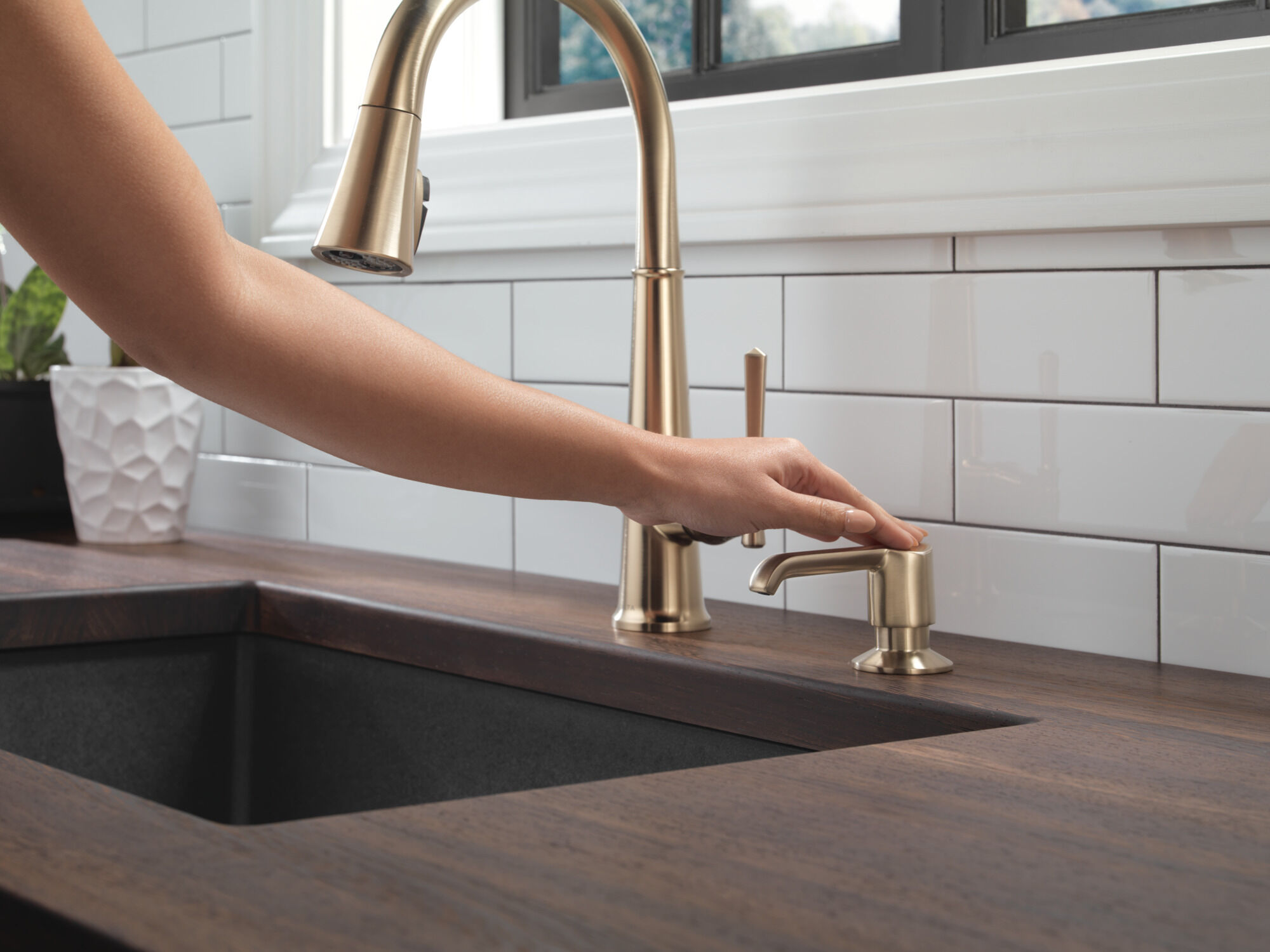 Дозатор мыла из металла Delta Faucet RP101188CZ - Вид №1
