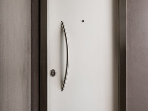 Бронированная входная дверь