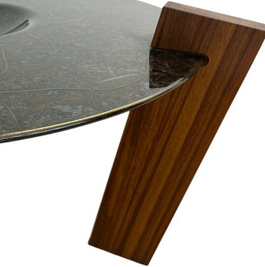 Круглый стол из дерева и стекла