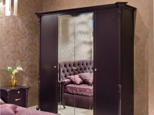 Деревянный шкаф с зеркалом