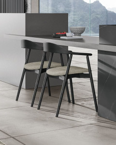 Мягкий стул с деревянным каркасом