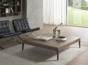 Низкий квадратный журнальный столик из массива дерева