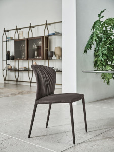 Кожаный стул