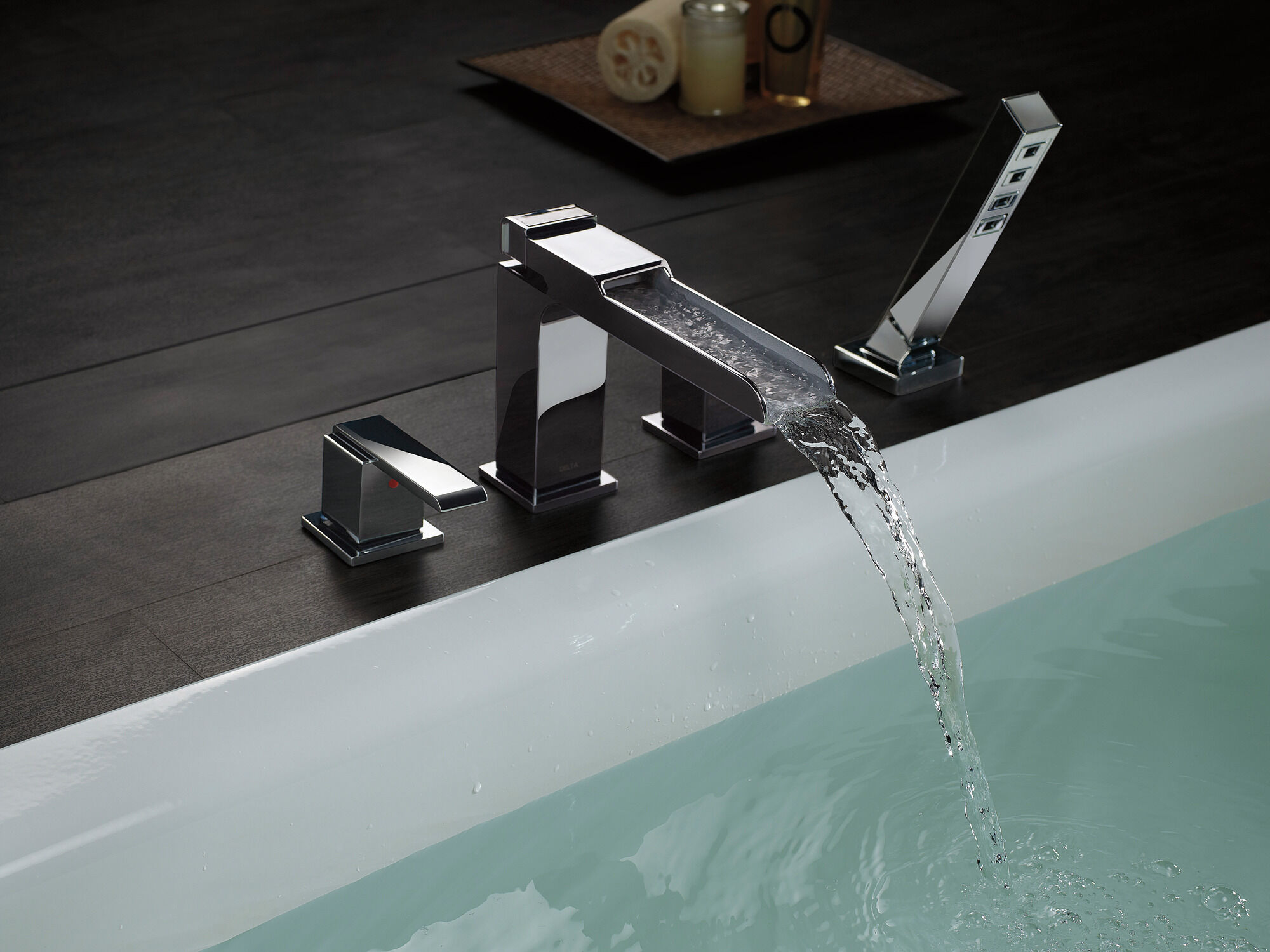 Римская отделка для ванны с изливом и ручным душем Delta Faucet Ara T4768-BL - Вид №6