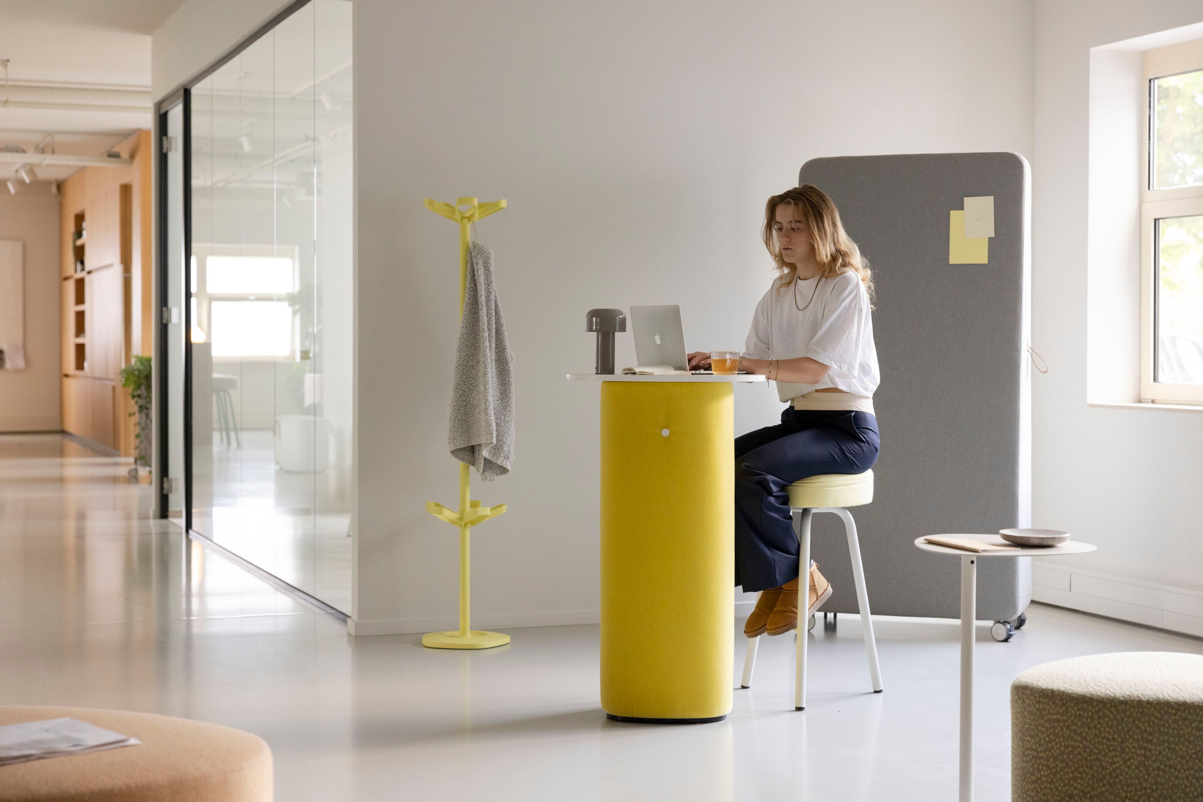 Высокий тканевый журнальный столик с деревянной столешницей Cascando Pully ARCH-00010986