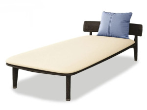 Мягкая спальная кровать из массива дерева со спинкой