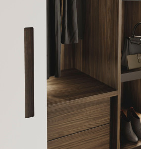 Деревянный шкаф с раздвижными дверями на заказ