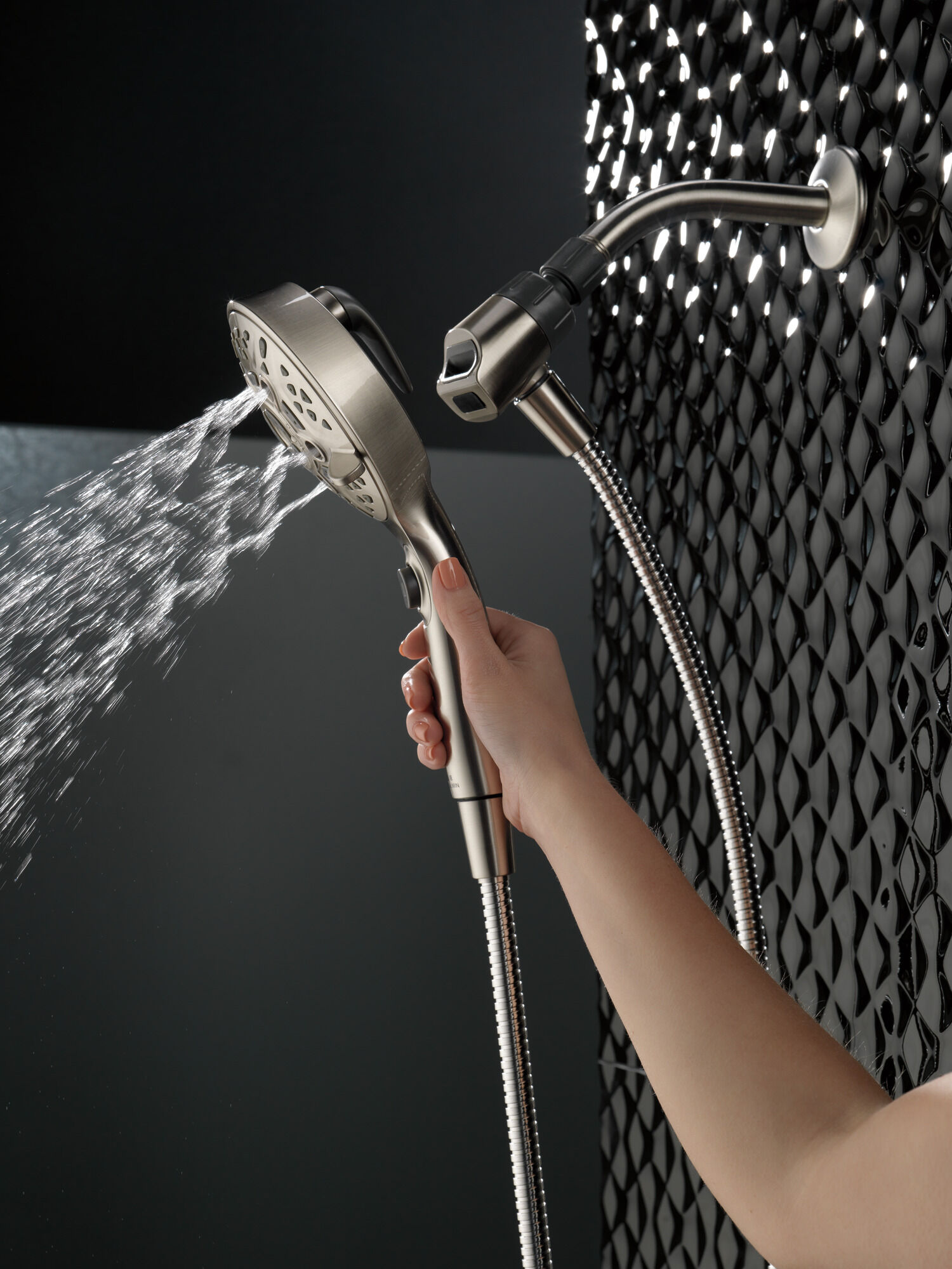 Ручной душ SureDock ™ с 7 настройками Delta Faucet 75707SN - Вид №7