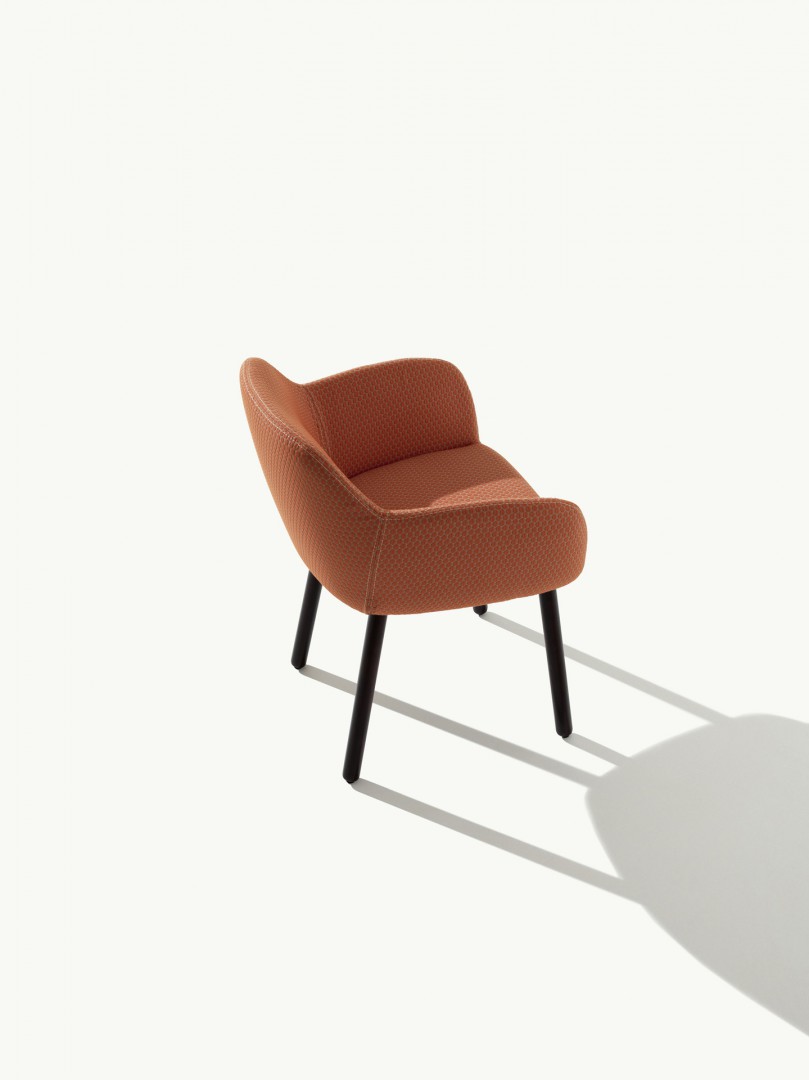 Myra 657 Кресло с четырьмя ножками с деревянной рамой и тканевой обивкой. Выпускается из пенопласта с впрыском политуретана в соответствии с правилами пожарной безопасности Великобритании. Et al. Myra - Вид №1